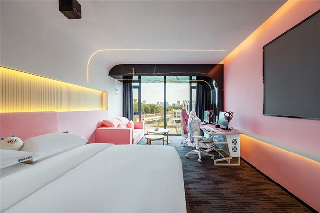 超越“电脑+床”：爱电竞以多元主题房型构建沉浸式电竞社交生态圈