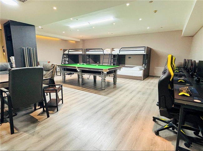 超越“电脑+床”：爱电竞以多元主题房型构建沉浸式电竞社交生态圈